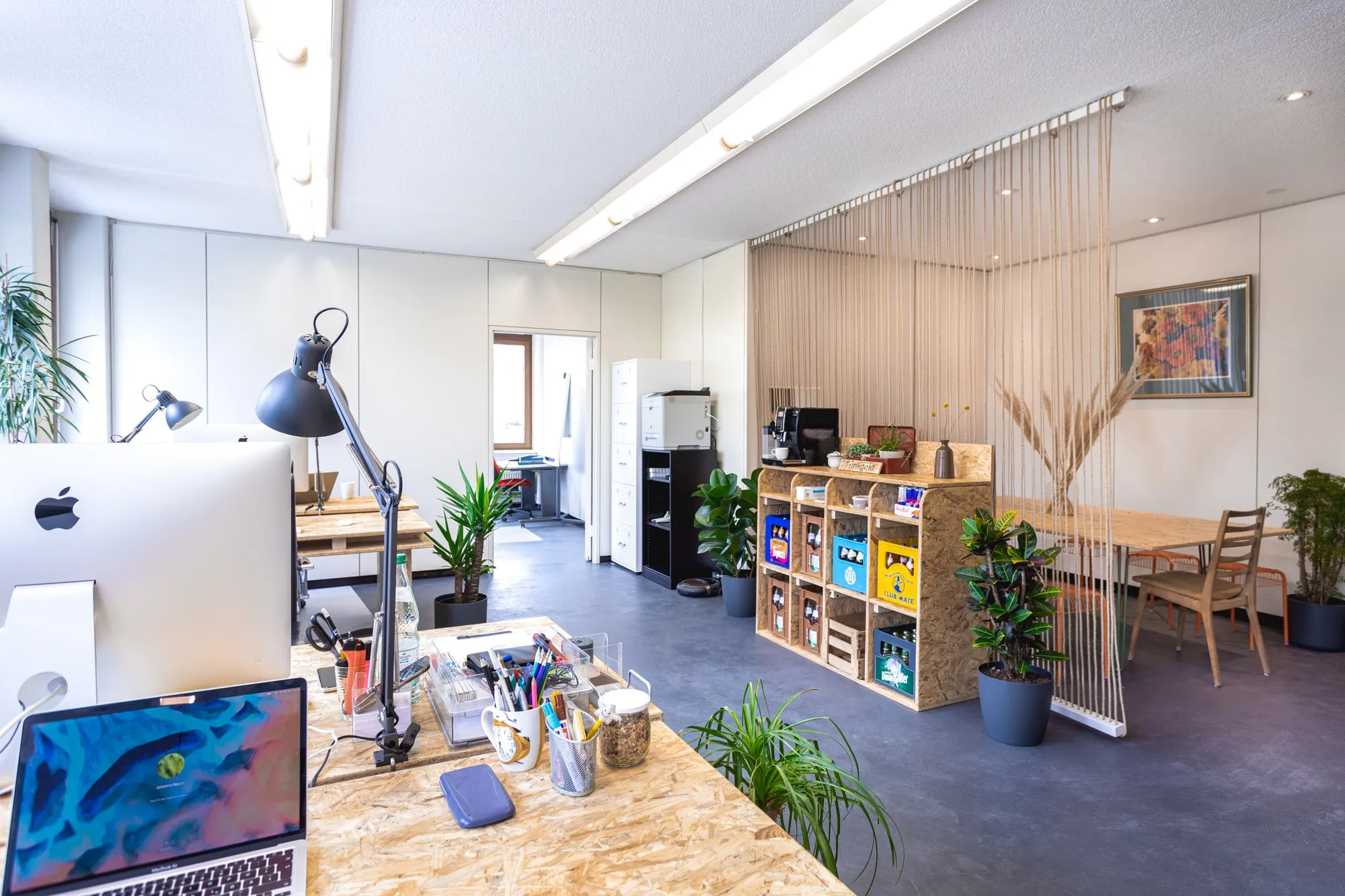 Coworking-Bereich mit Arbeitsplätzen, Kaffeebar und Aufenthaltszone