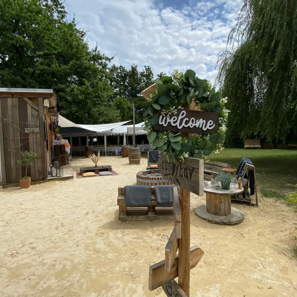 Der Garten am Seerhein als Eventfläche: Willkommensschild, Festzelt und Lounge-Bereich