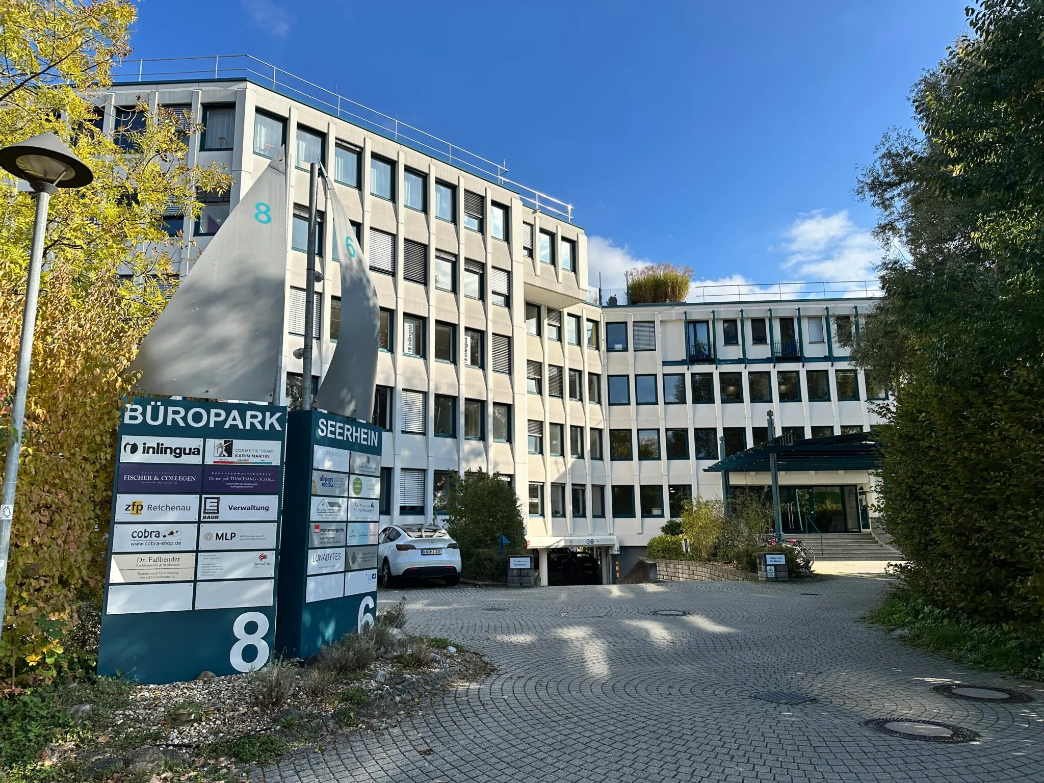 Das Anwesen Am Seerhein in Konstanz mit Garten und Blick auf den Rhein im Herbst
